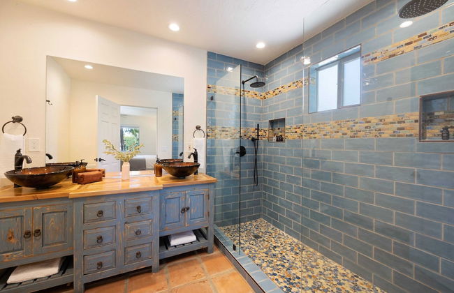 Starlight Estate by Avantstay 26 People! Architectual Mansion w/ Pool, Tennis Court, Game Room - Photo 11