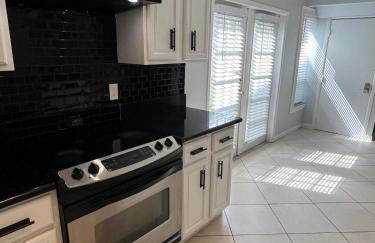 Spacious 3 Bedroom with Beautiful Backyard - Foto 19