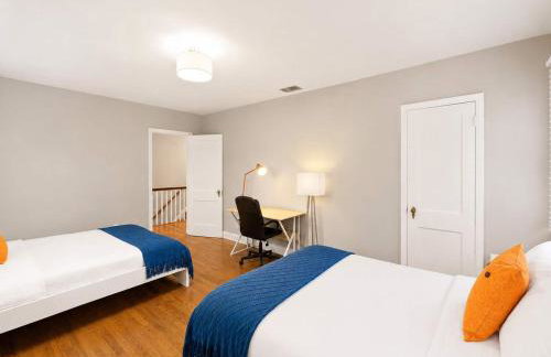 Stately 5BR Historic Retreat - CozySuites - Foto 14