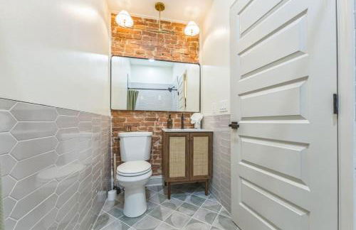 Bi-Level 2BR w Rooftop - Sleeps 12 - 10 min to DT - Foto 18