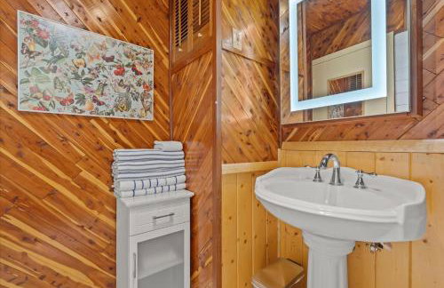 Cozy Creek Cabin - On Austin Creek Hot Tub - Dog Friendly - BBQ Grill - Fast WiFi - Foto 27