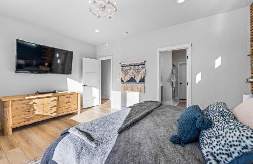 New Mountain Bluebird - walk to lake, golf, and town - game rm - family friendly - sleeps 14 - Photo 13