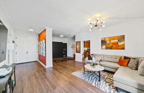 Beverly Hills 2 bed 2 bath Penthouse with Den and Parking 414 - Photo 9