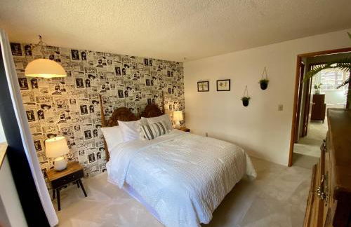 Hollinshead Haven Home with BBQ & Free Wifi - 30 days min home - Photo 3