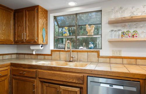 Forest Home with Deck, EV Station, King Beds - Foto 22