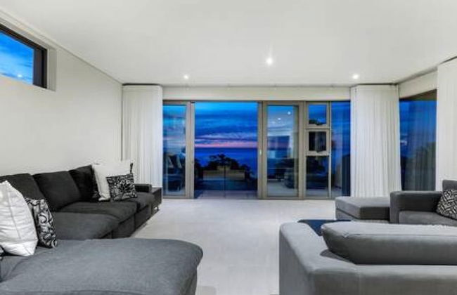 Large 9 Bedroom Villa in Camps Bay w Pool Apostles Views - Photo 4