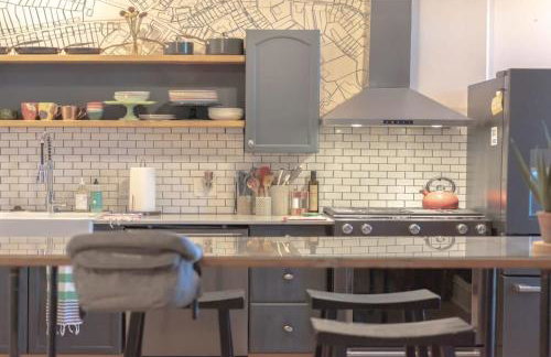 2BR with Workspaces & Deck ABODEbucks - Foto 27