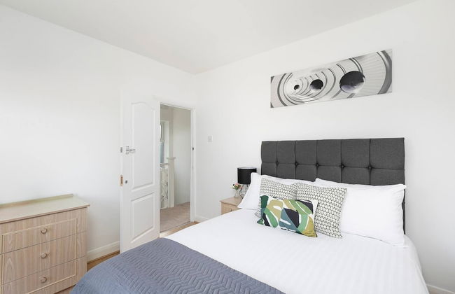 Skyvillion - Enfield 4bed House W Garden & Parking - Photo 14