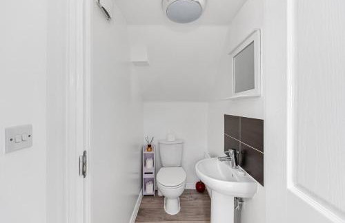 Stylish House with Driveway Parking, Self-Check-In, Fast WiFi and Smart TV by Yoko Property - Foto 21