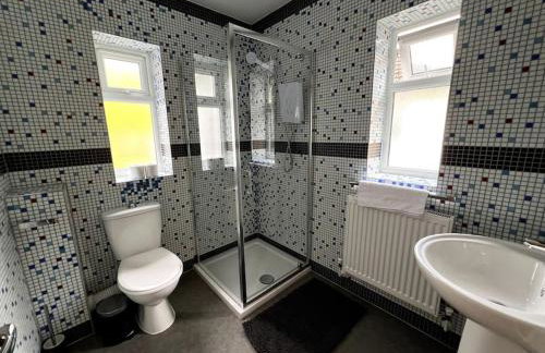 4 Bedroom House Coventry Sleep 7 with 3 Parking Spaces - Foto 24