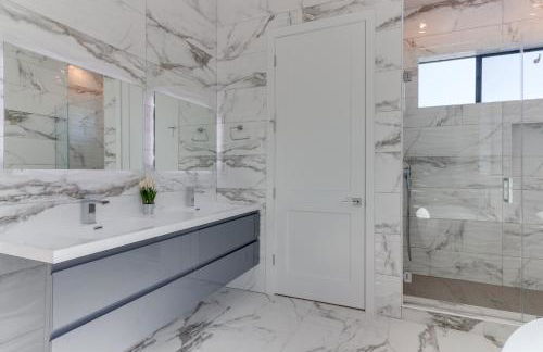 Modern 5 Bedroom Masterpiece With Rooftop Deck - Photo 4