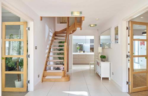 Cheltenham's Most Luxurious House - Beautiful Hot Tub & Indoor Pool - Photo 7