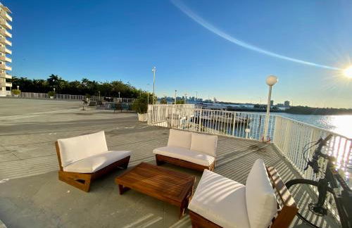 Luxurious remodeled direct Waterfront apartment with Miami skyline view- Free parking- 5min drive to Miami Beach - Foto 39