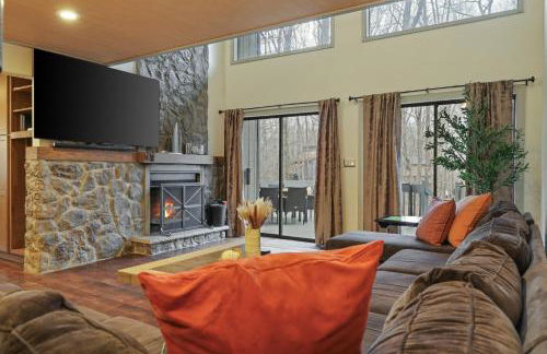 Luxurious Poconos Retreat - Hot Tub, Sauna, Games - Foto 13