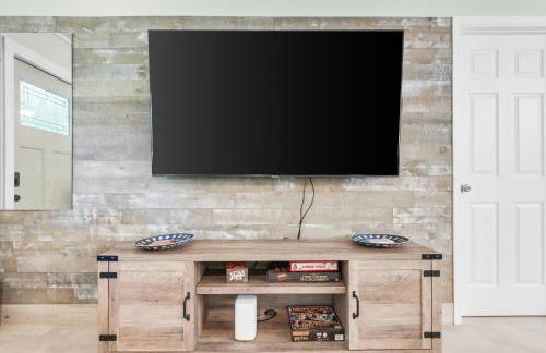 Boho Tiki Villa w Heated Saltwater Pool, King Beds & 6TVs - Photo 43