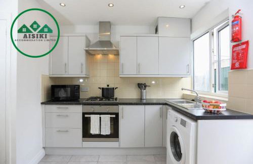 Aisiki Stays Apartments at Hillingdon, 3-Bedroom & 2-Bathroom, Pet-Friendly House with Garden, King or Twin Beds with Free WiFi and Parking Space - Foto 9