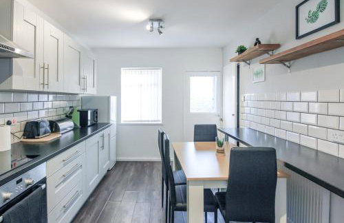 Modern 2BR Home in SK14, WIFI, Parking, Sleeps 5 - Foto 5