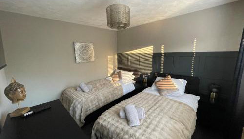 3BR, Sleeps 5, Free Parking, Fast WiFi, Near M62 & Leeds - Foto 3