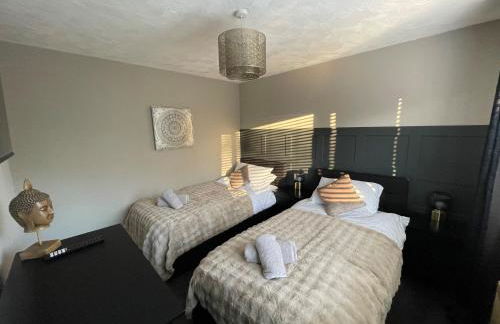 3BR, Sleeps 5, Free Parking, Fast WiFi, Near M62 & Leeds - Foto 3