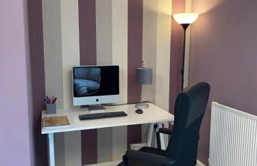 Comfortable 3-Storey House with Free Car Parking - Foto 26