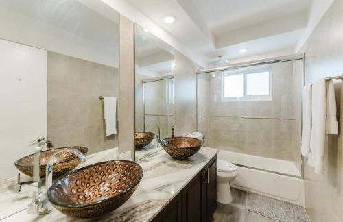 Boca Coastal Waterfront Stay - 2BR 2BA - Pool, Gym, Parking, Walk to Beach - Foto 48