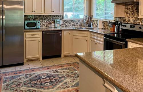 Hideaway - 3 BR Home with PRIVATE POOL on wooded lot - Foto 11