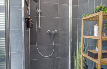 Gemütliche Ferienwohnung mit 2 Schlafzimmern, kostenfreiem Parkplatz, modernem Bad, Küche, Waschmaschine & Trockner - Foto 22