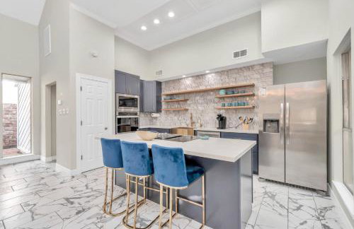 AccessibleGem 3BR Jacuzzi & Air Hockey Sleeps 13 Chinatown - Foto 27