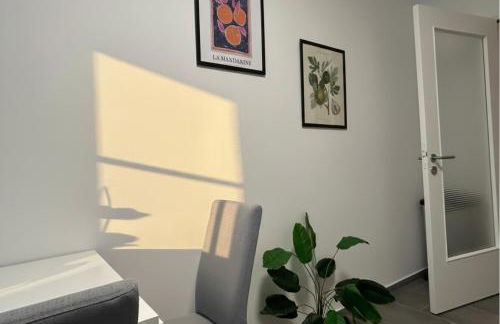 Spacious Apartment with Balcony - nearby Schlosspark - APOLONIAliving - Foto 22