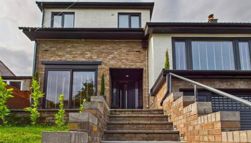 5-Bed Retreat with Hot Tub, Garden & Relaxing Views - Foto 2