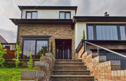 5-Bed Retreat with Hot Tub, Garden & Relaxing Views - Foto 2