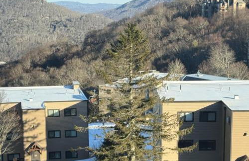 Ski-In Ski-Out Sugar Mountain Getaway with Views and Heated Pool, Hot Tub, Sauna, Gym, and EV - Foto 1