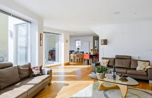 NEW Squirrels Leap Lake Views with Spa Access - Foto 9