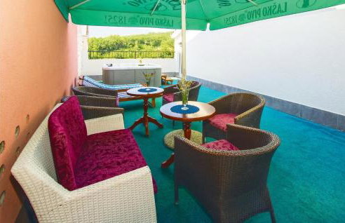 Three-Bedroom Apartment In Ostrvica - Photo 9