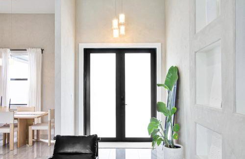 Luxurious Waterfront Home with Heated Pool and Jacuzzi - Foto 12