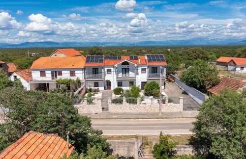 Apartments with parking space Smrdelje, Krka - 23078 - Foto 1