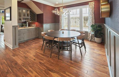 Luxury 5 BR 4 Bath, Hot Tub, Outdoor Kitchen, Across Street from Kyle Field! - Foto 4