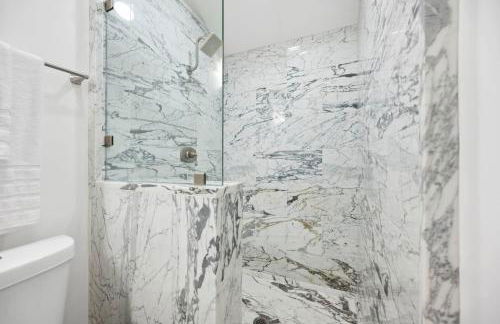 Distinguished Oceanfront Point Estate with Iconic Beach Mountain Vistas - Foto 75