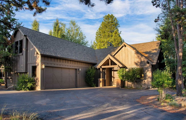 Klamath by Avantstay Gorgeous Mountain Home w/ Fire Pit, Spa & Lake Views - Photo 34