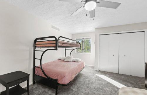 Lakefront - Spacious Family Getaway with Dock! - Foto 32