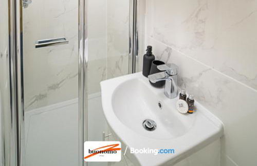 Three Bedroom Apartment At Buonomo Stays Short Lets & Serviced Accommodation With Netflix & Games - Foto 30