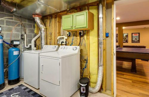 Lakefront Poconos Family Home with Pool Access - Foto 25