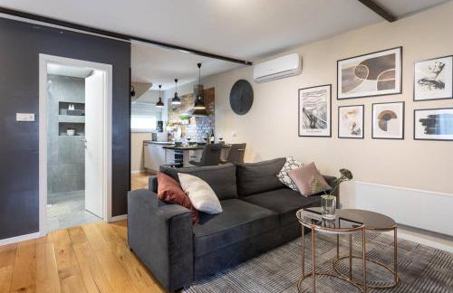 Stylish Urban Oasis - Design 2BR Apartment with Parking - Photo 2