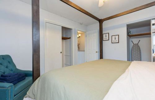 Downtown Naperville Retreat with King bed Near Riverwalk Dedicated Workspace Free Garage Parking Patio - Foto 8