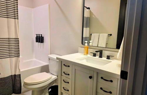 Alpine Escape Luxury Retreat, Hot Tub, Walkable, Mountain Views, 3 King Beds - Foto 35