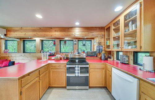 Riverfront Skykomish Cabin with Private Hot Tub! - Foto 9