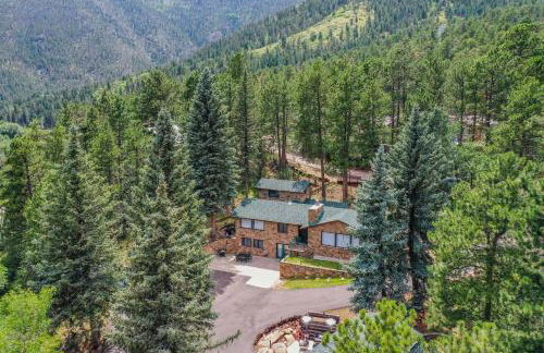 Pikes Peak Stone Cottage - Hot Tub & Game Room - Foto 19