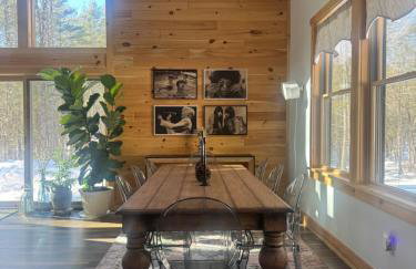 Luxe Modern Cabin with Pond, Fire Pit, Hiking, near Bethel Woods - Foto 13