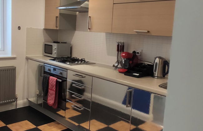 Apartment - Sleeps 4 - Parking - Station Close - Photo 2