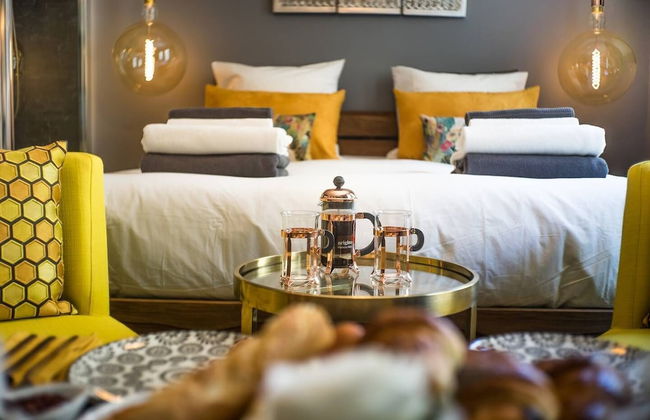 Miss Eiffel Tower - Photo 2